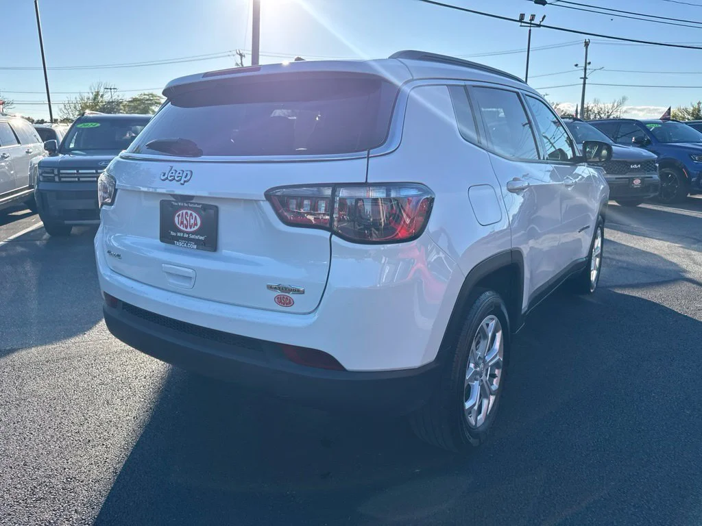 Used 2024 White Jeep Latitude image 5