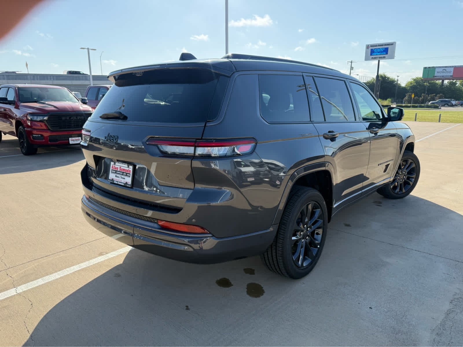 New 2026 Baltic Gray Metallic Clear-Coat Exterior Paint Jeep Limited Reserve image 6