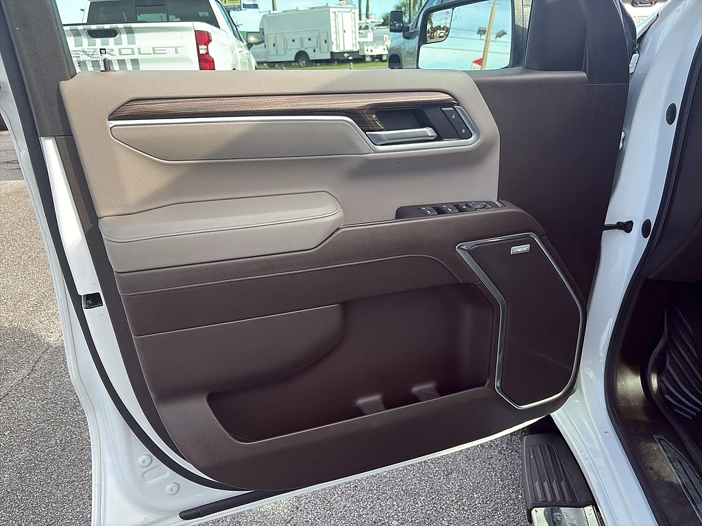 Used 2023 Summit White Chevrolet  image 36