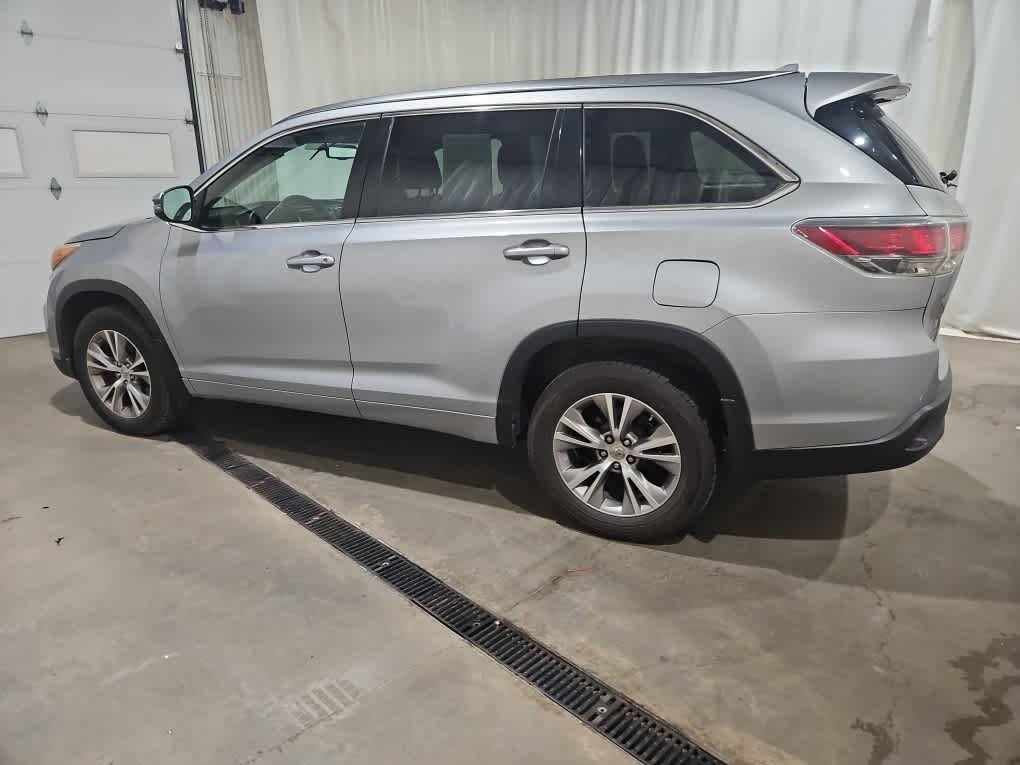Used 2015 Silver Sky Metallic Toyota XLE image 6