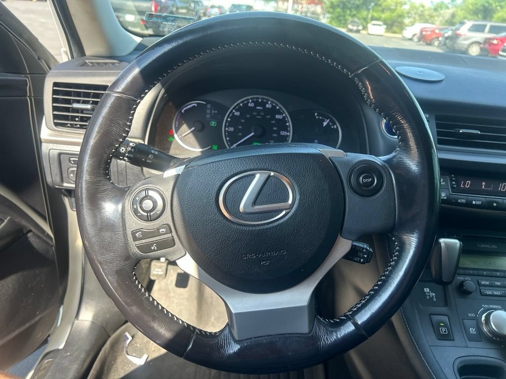 Used 2015 White Lexus 200h image 23