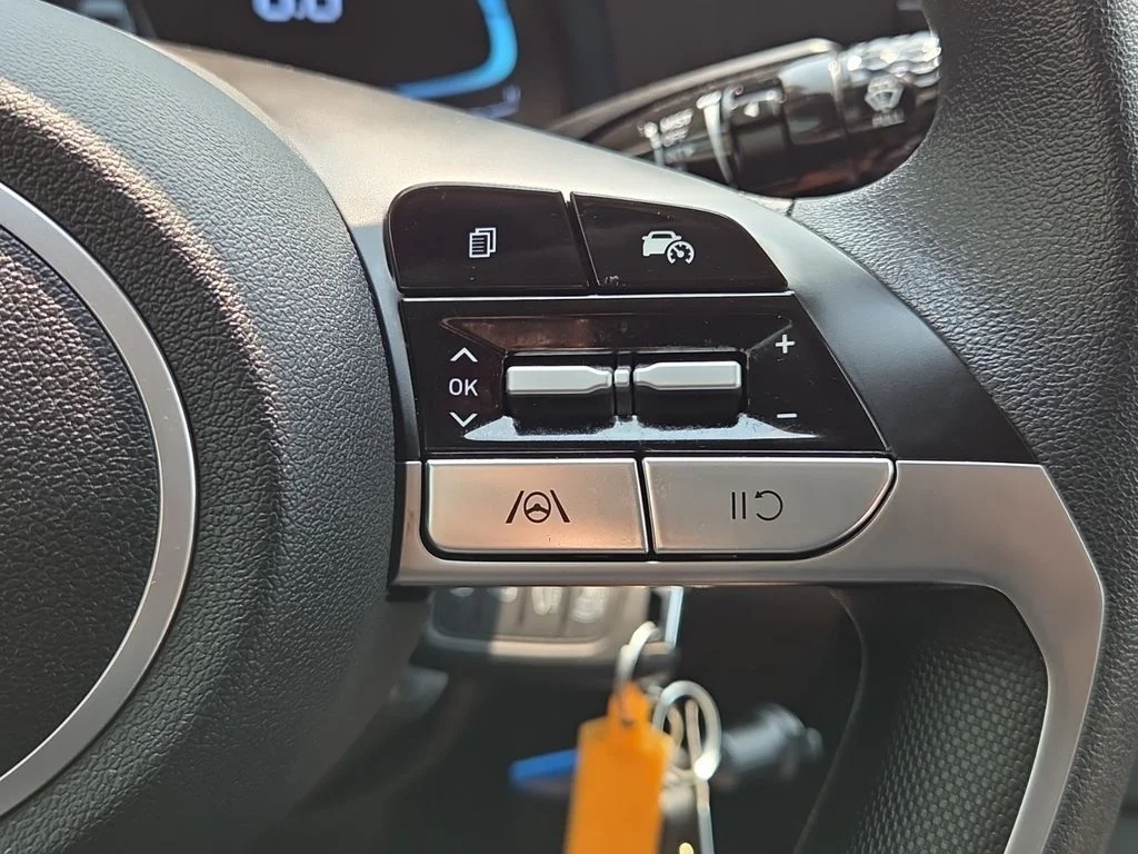 Used 2025  Hyundai SE image 17