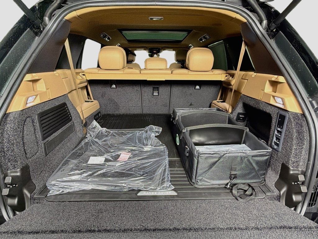 New 2027 Belgravia Green Land Rover SE image 28