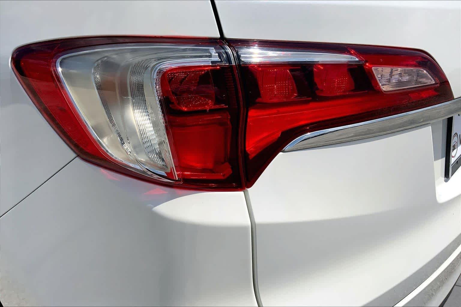 Used 2018 White Diamond Pearl Acura  image 28