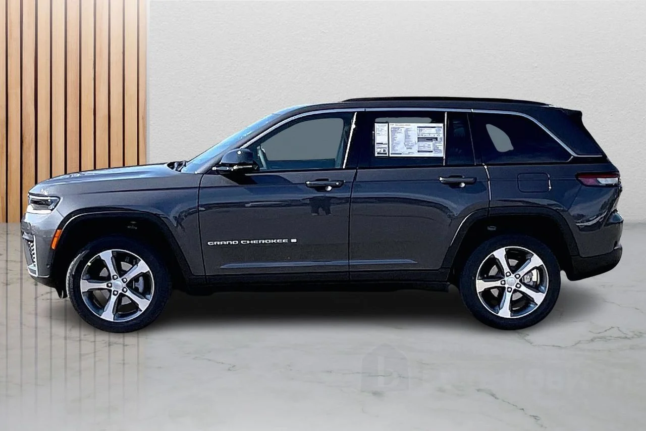 New 2026 Baltic Gray Metallic Clear-Coat Exterior Paint Jeep Limited image 5
