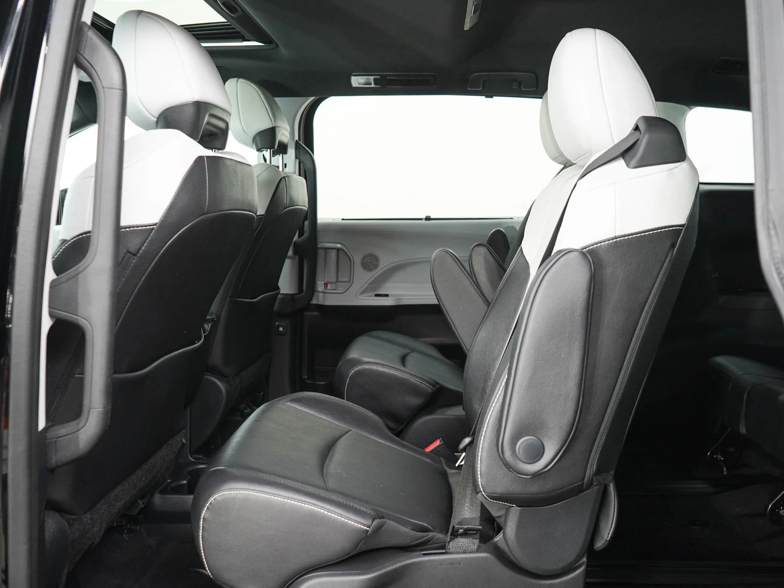 Used 2025  Toyota  image 16