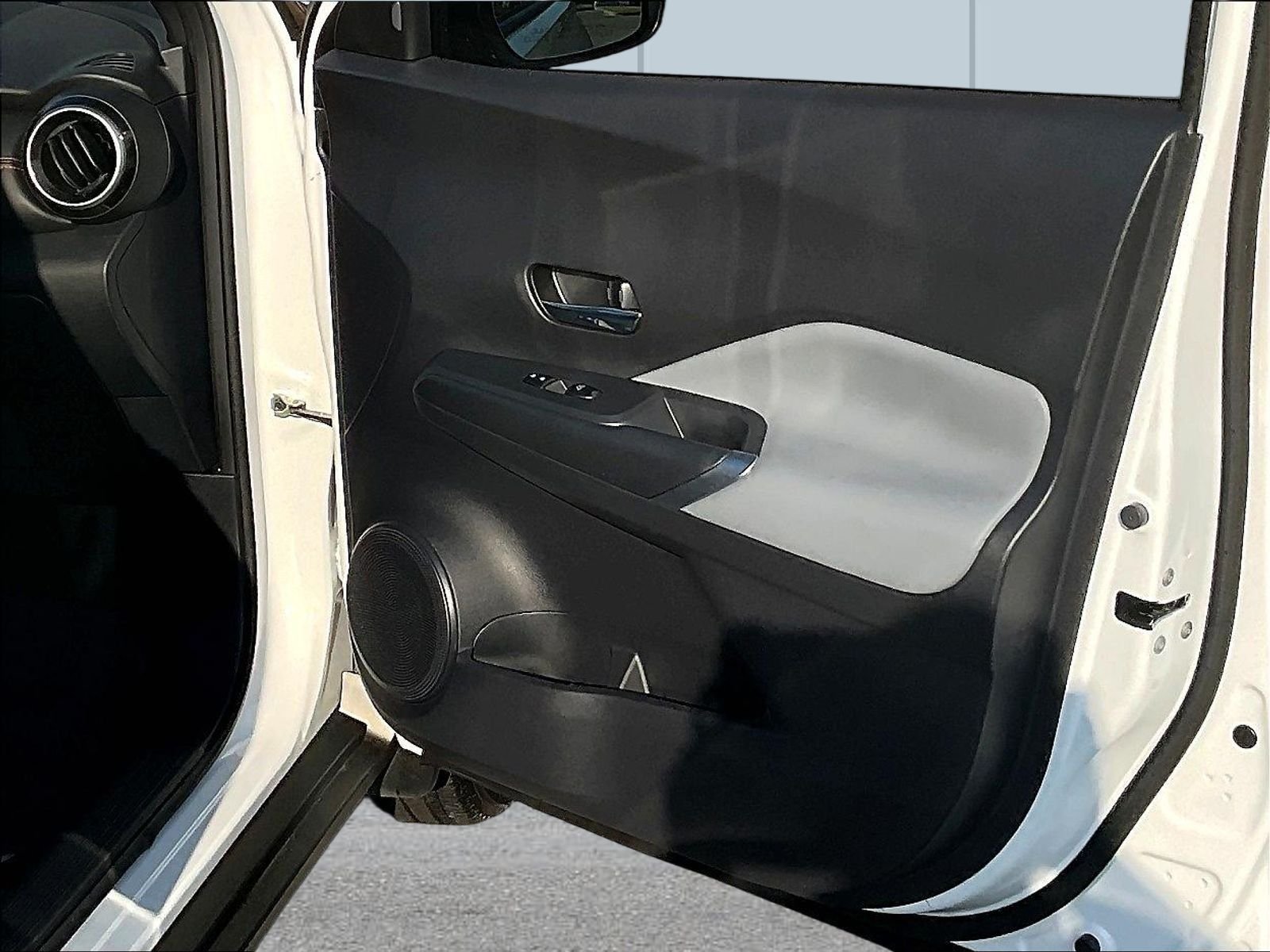 Used 2024 White Nissan SR image 30