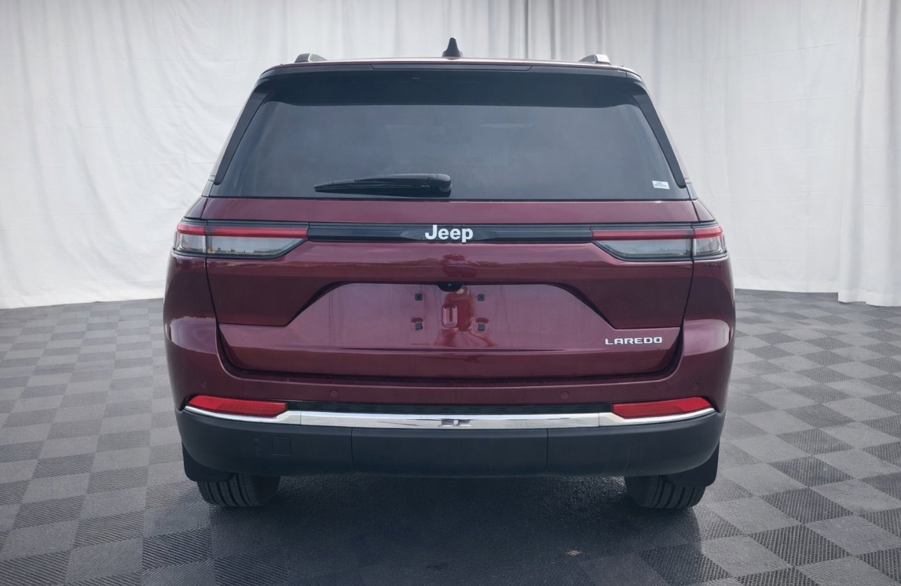 Used 2025 Velvet Red Pearlcoat Jeep Laredo X image 4