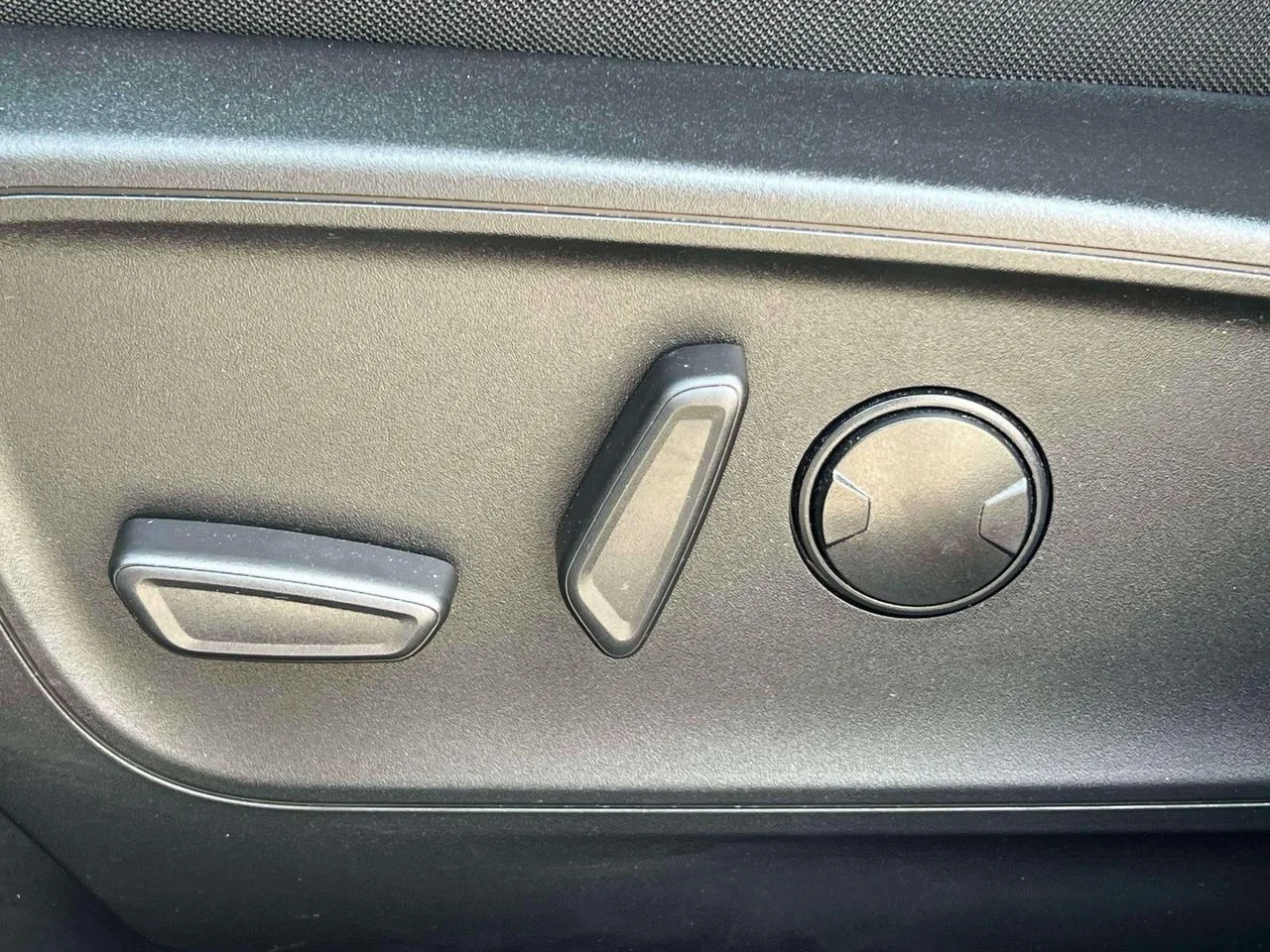 Used 2022 AGATE BLACK METALLIC Ford SE image 21