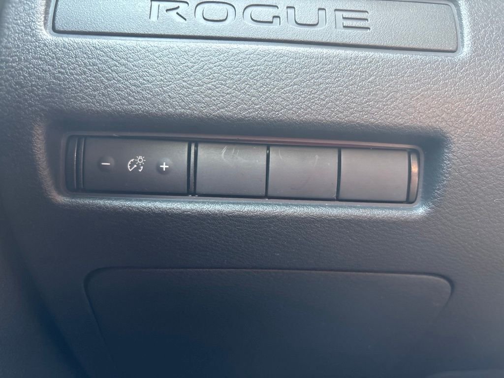 Used 2021 White Nissan S image 19