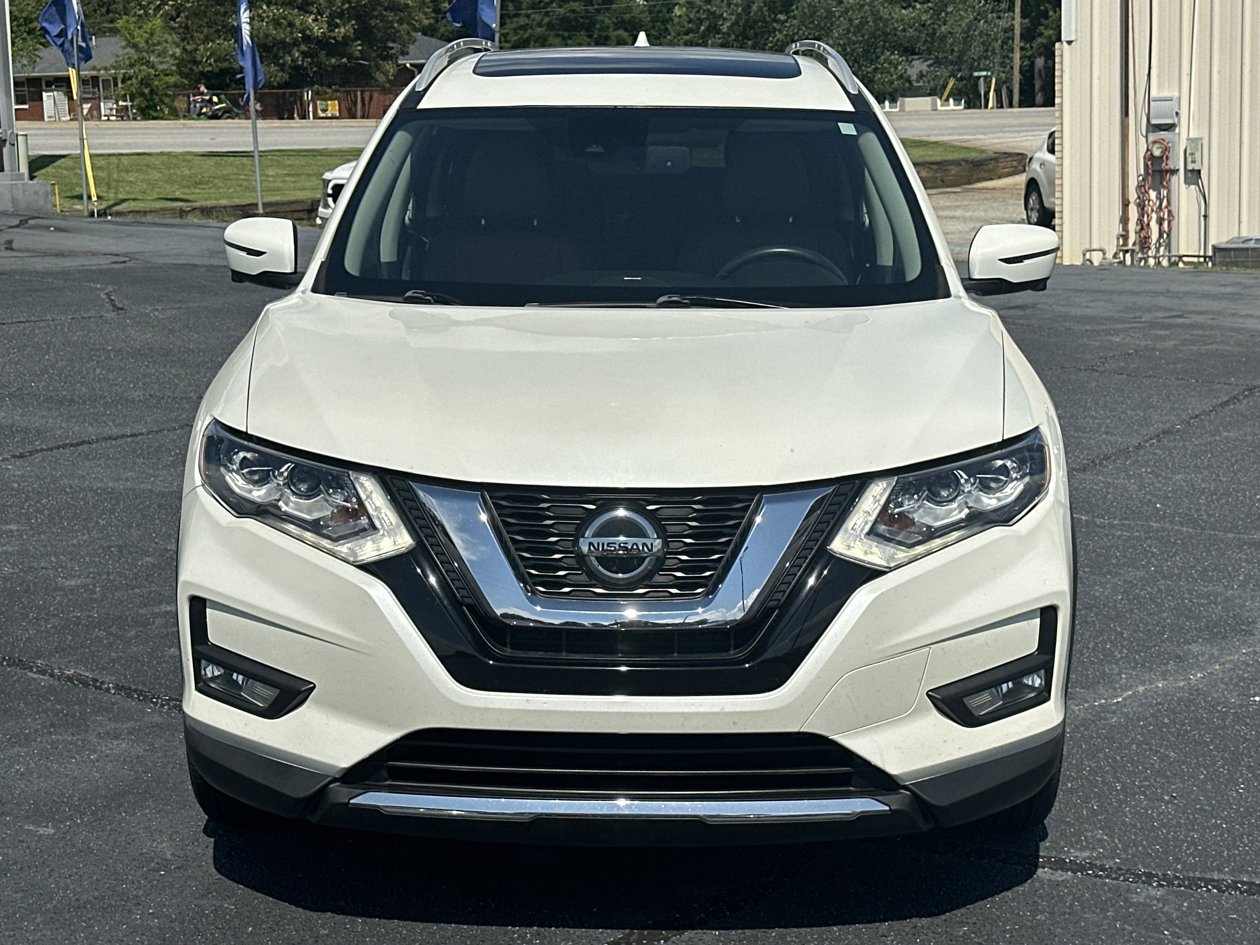 Used 2019 Pearl White Tricoat Nissan SL image 3