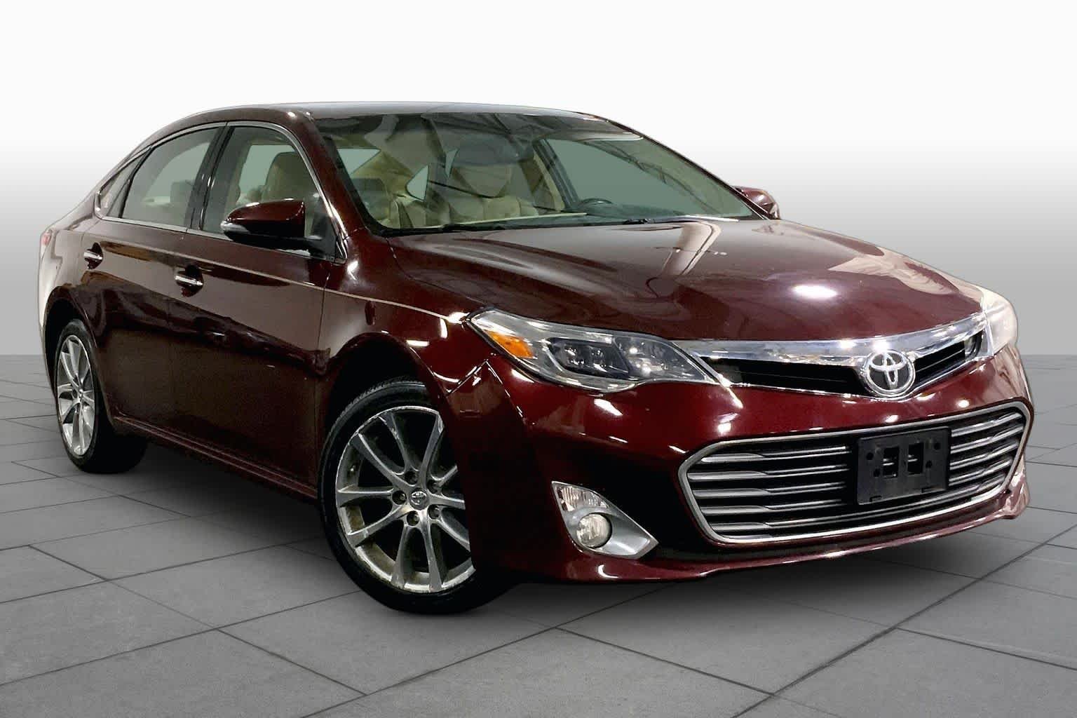 Used 2015 Ooh La La Rouge Mica Toyota XLE Touring image 3