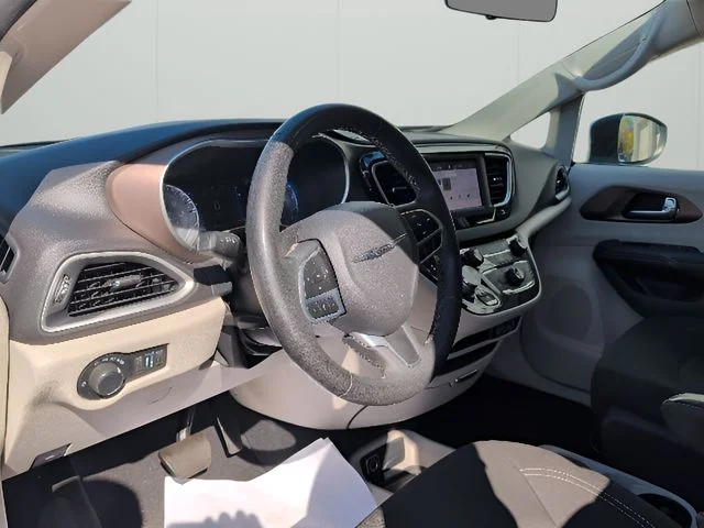 Used 2022 White Chrysler LX image 13