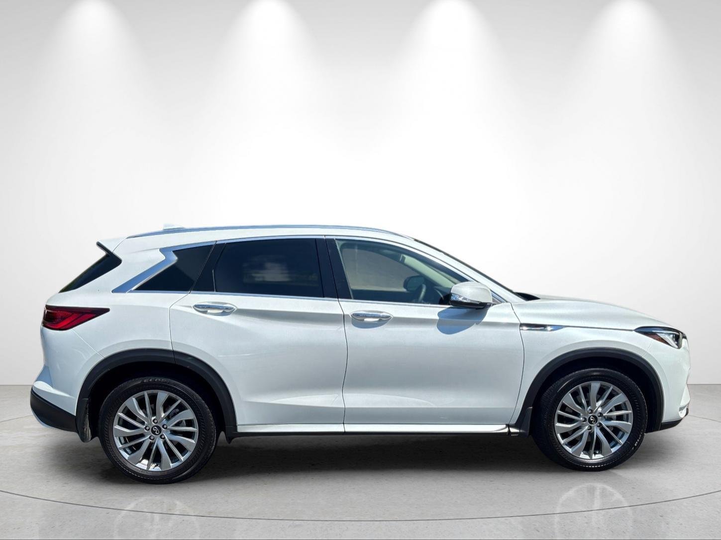 Used 2025 Radiant White INFINITI LUXE image 6