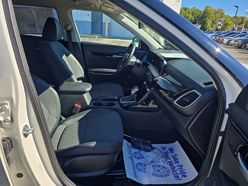 Used 2024 White Kia S image 34