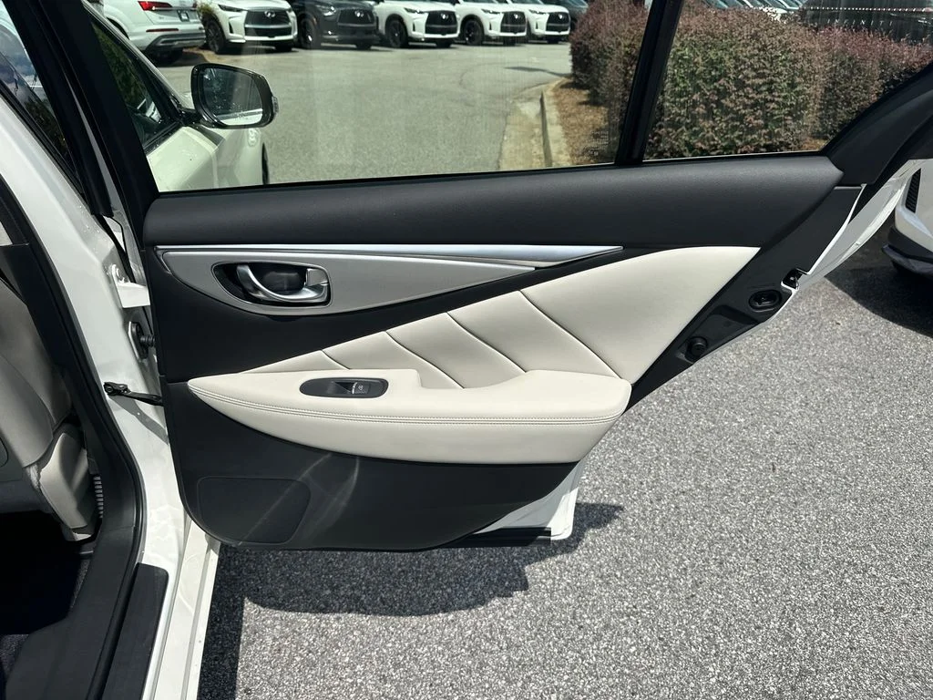 Used 2023 White INFINITI LUXE image 14