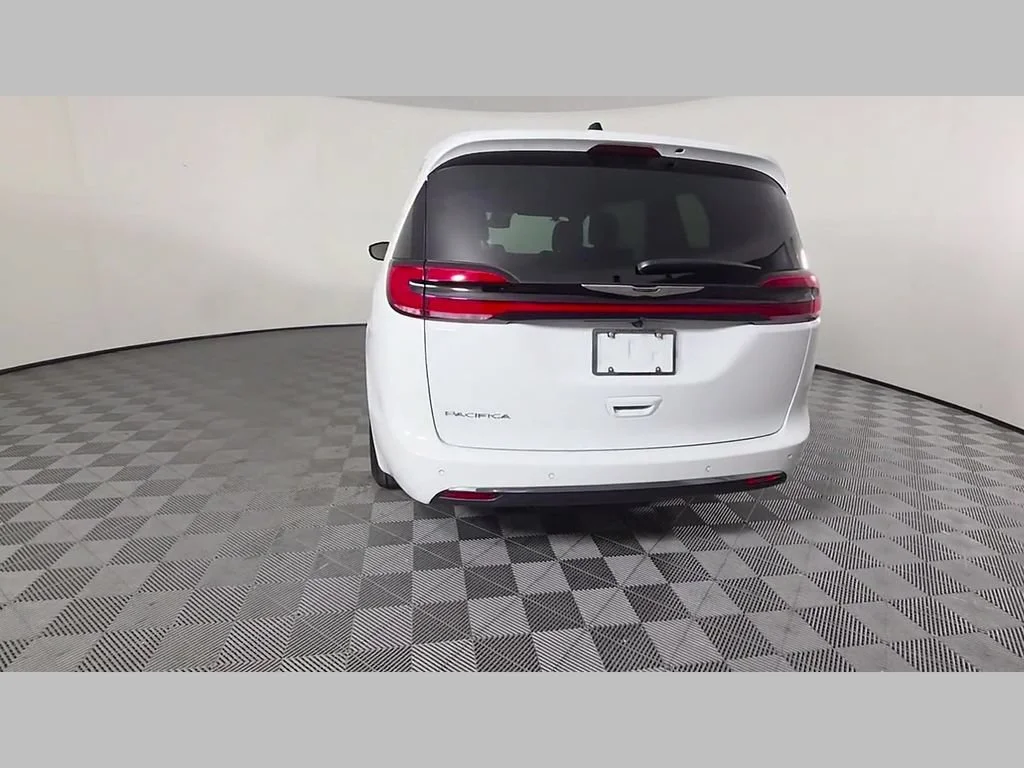 New 2026 Bright White Clear-Coat Exterior Paint Chrysler Select image 28