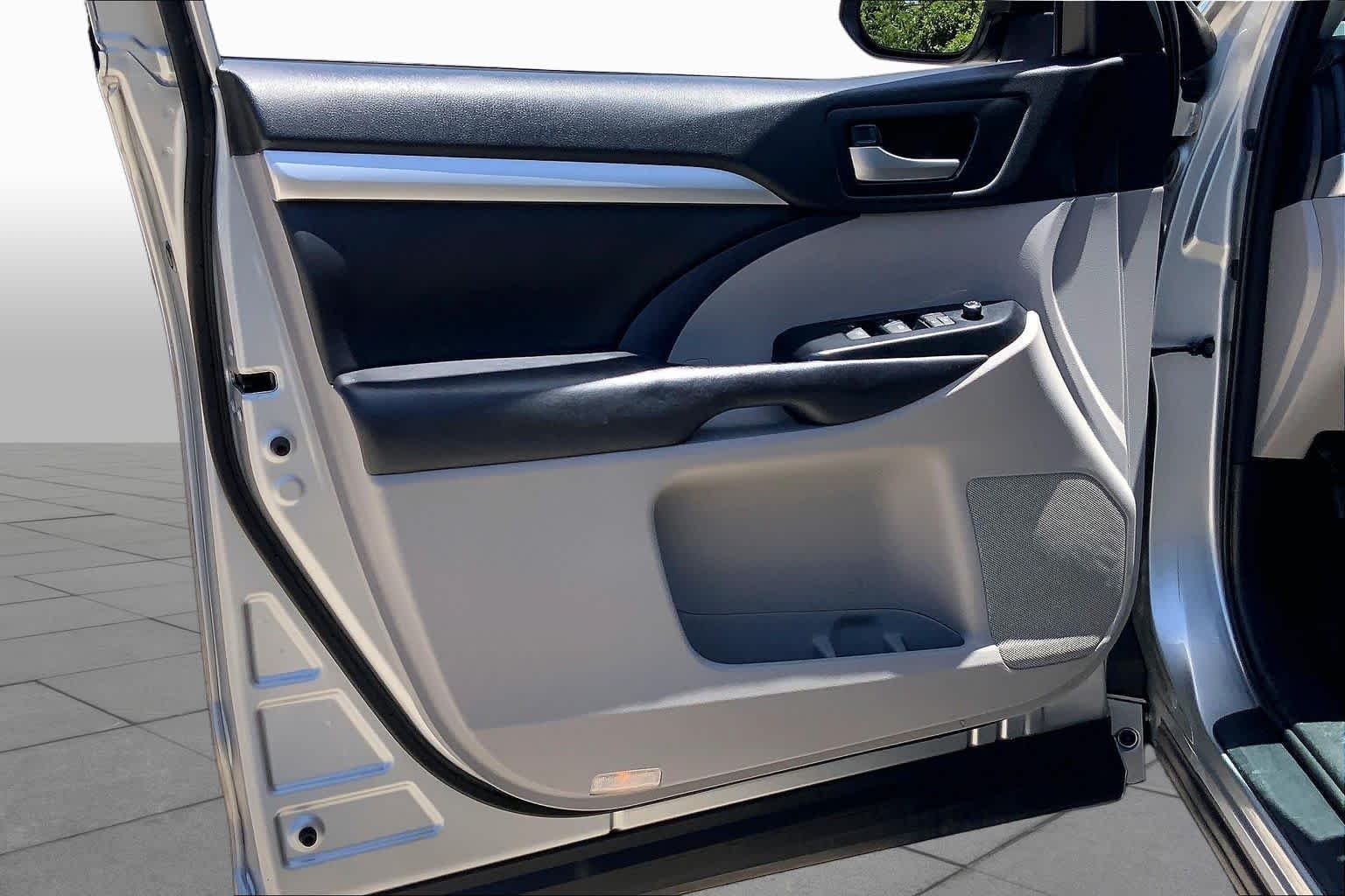 Used 2018 Celestial Silver Metallic Toyota XLE image 22
