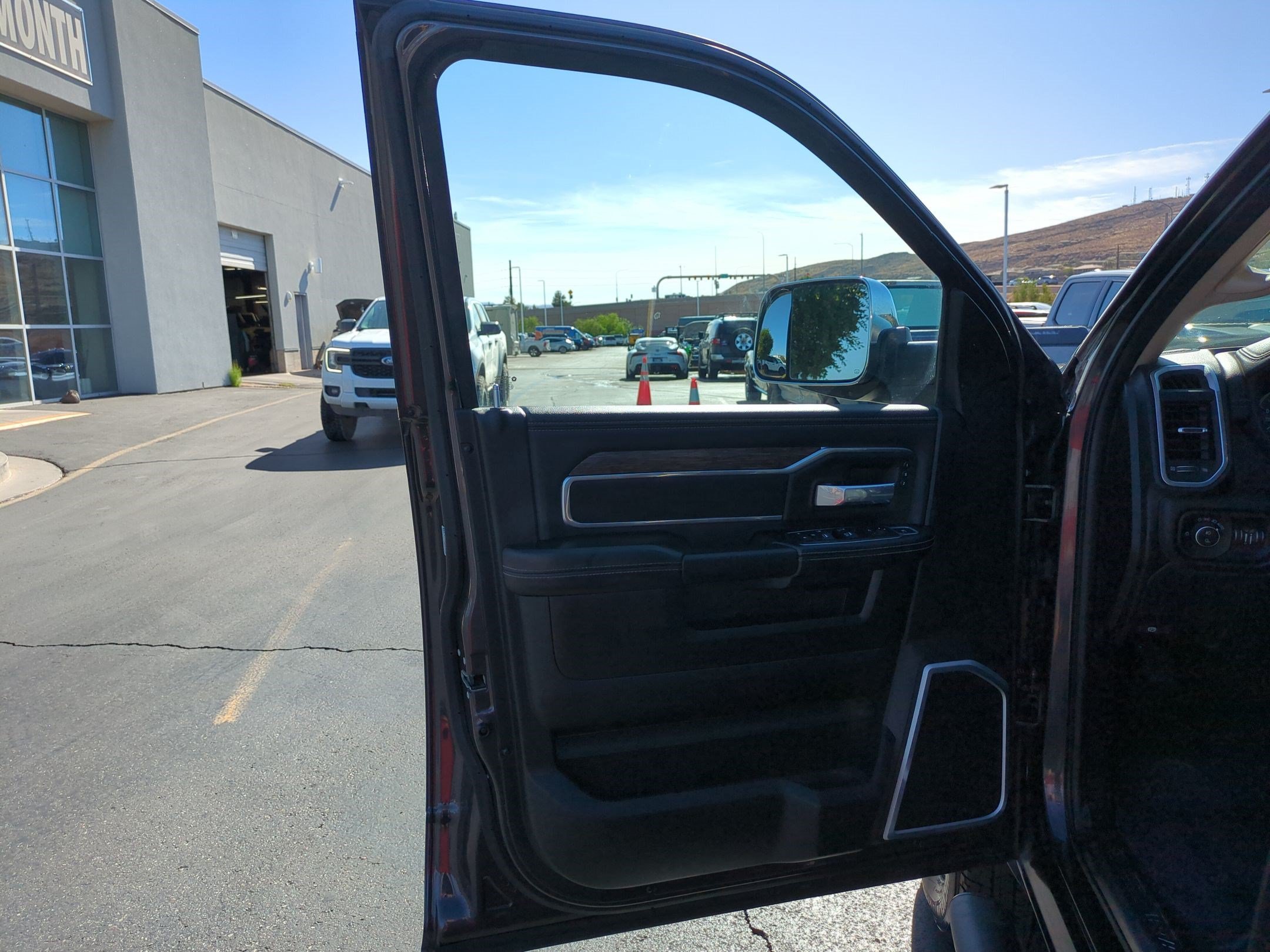 Used 2019 Granite Crystal Clearcoat Metallic Ram Laramie image 11