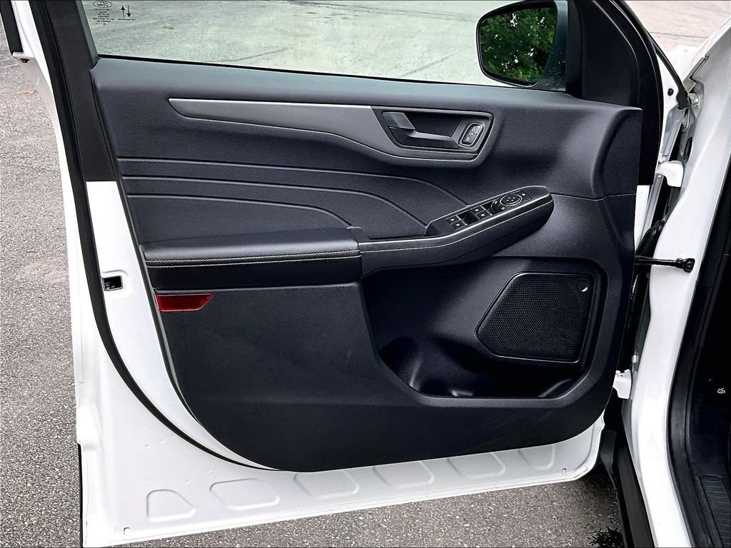 Used 2023 White Metallic Ford Active image 9