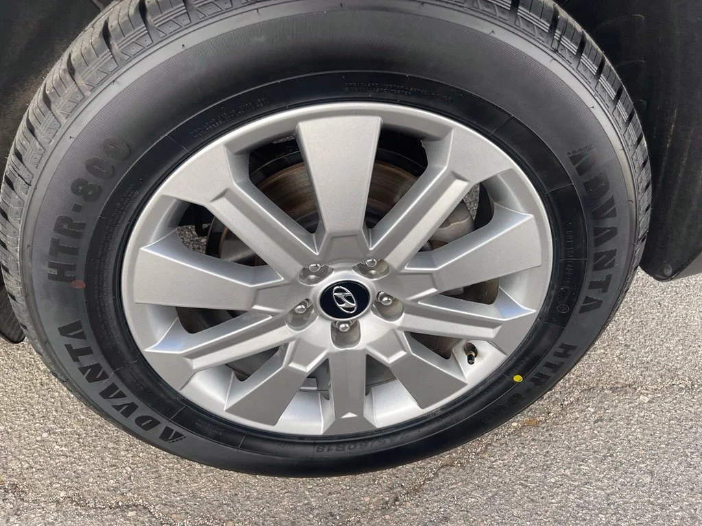 Used 2025 Hyper White Hyundai SEL image 39