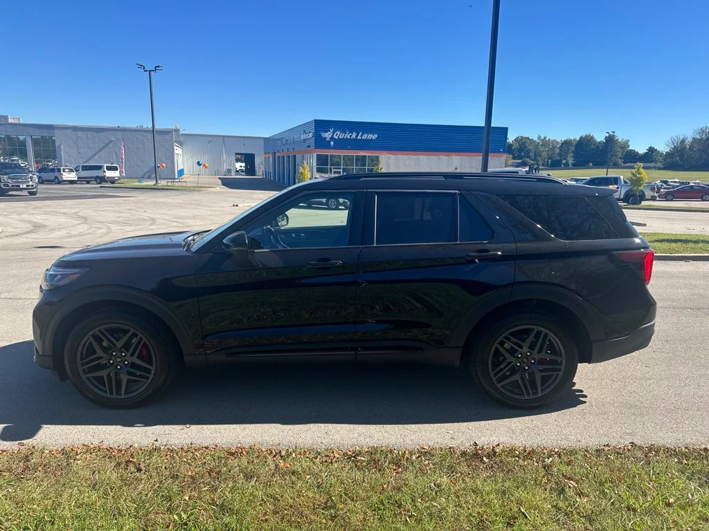 New 2027 Agate Black Metallic Ford ST image 4