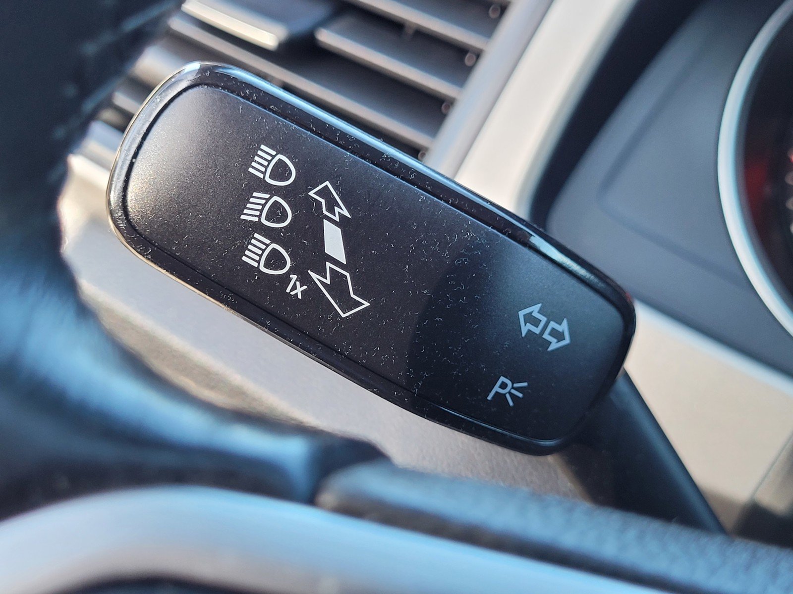 Used 2020 Black Volkswagen 3.6L V6 SE w/Technology image 17