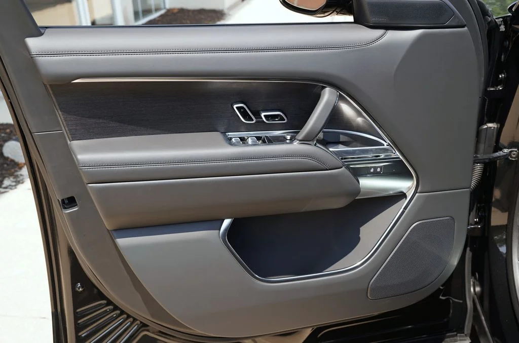 New 2026 Santorini Black Land Rover SE image 9