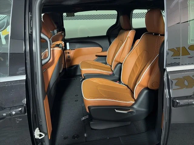 New 2026 Diamond Black Crystal Pearl-Coat Exterior Paint Chrysler Pinnacle image 18