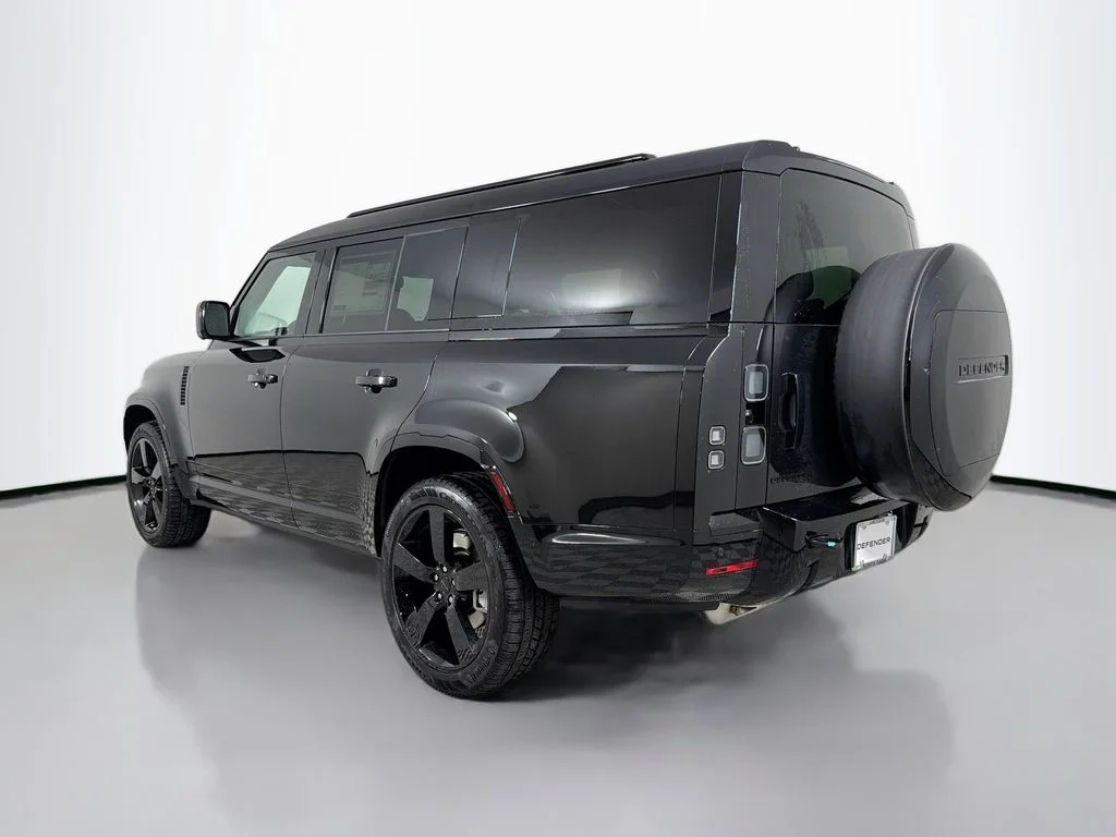 New 2026 Santorini Black Land Rover X-Dynamic SE image 7
