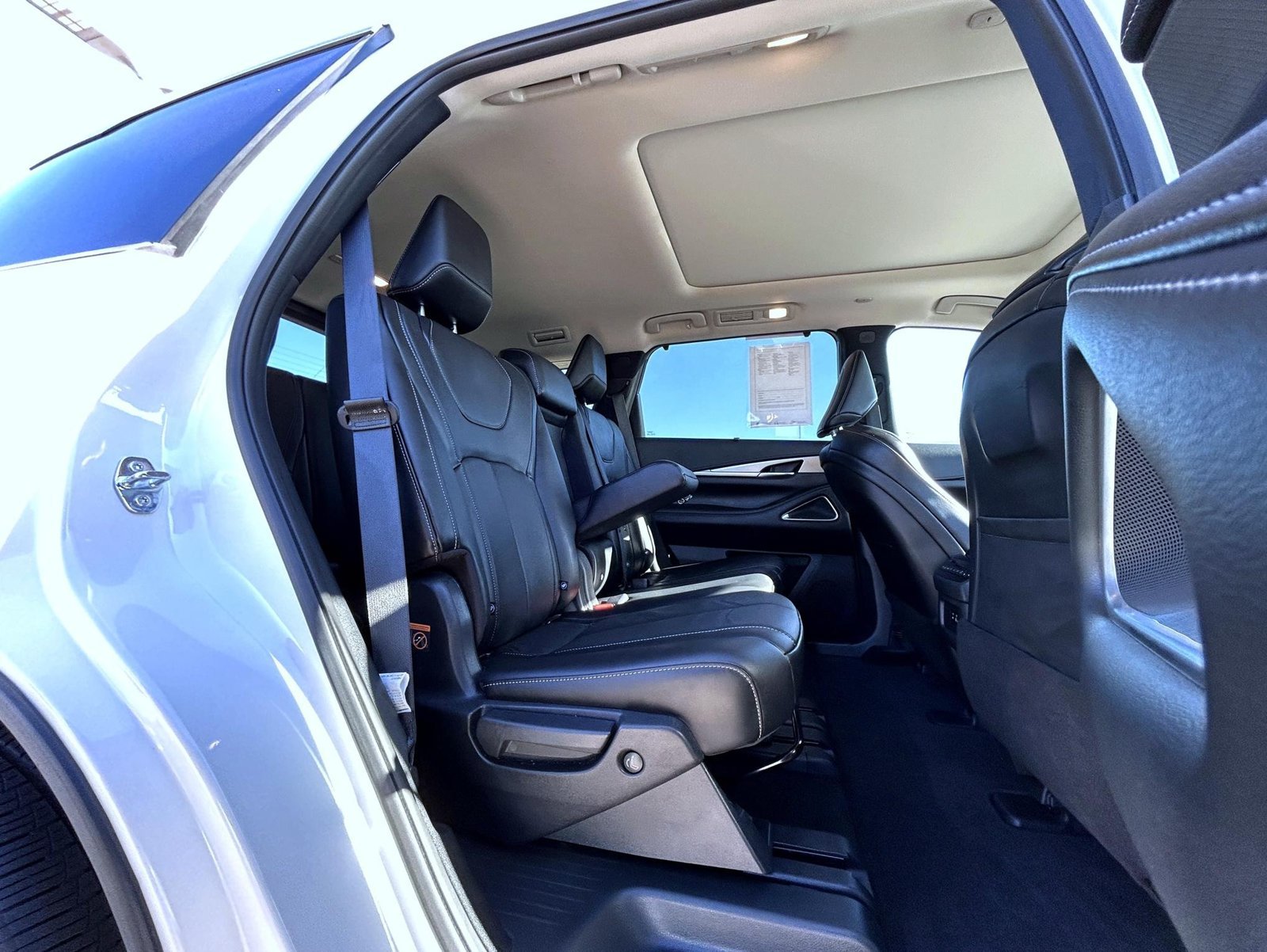 Certified Used 2025 White INFINITI LUXE image 18