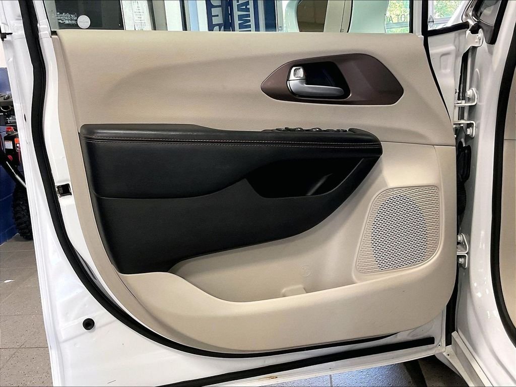 Used 2018 White Chrysler Touring L image 9