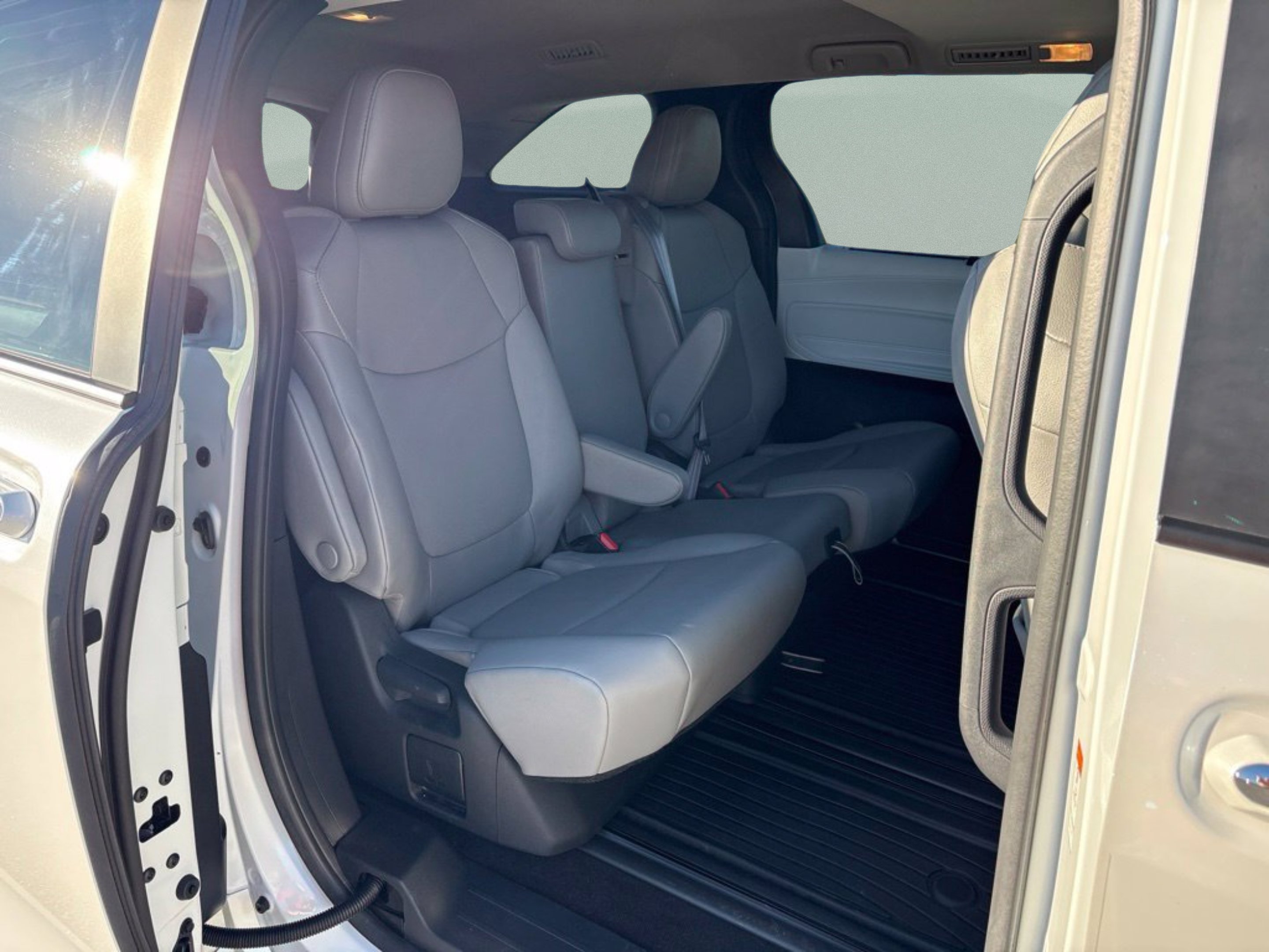 Used 2025 Pearl Toyota XLE image 22