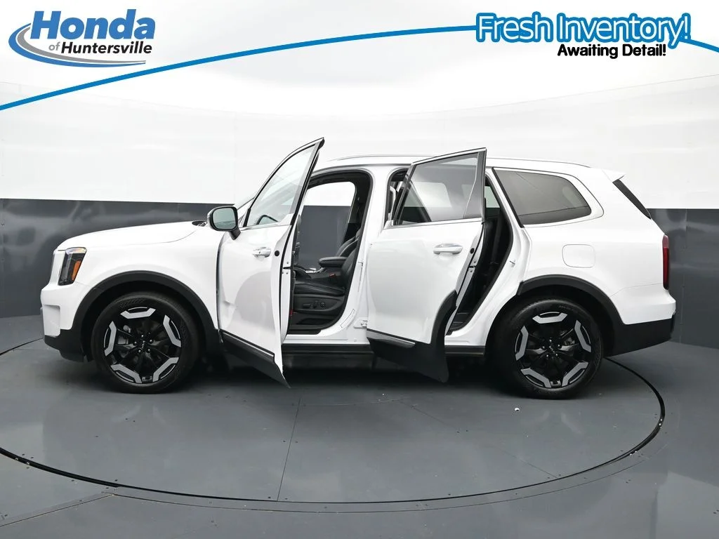 Used 2025 White Pearl Kia S image 42