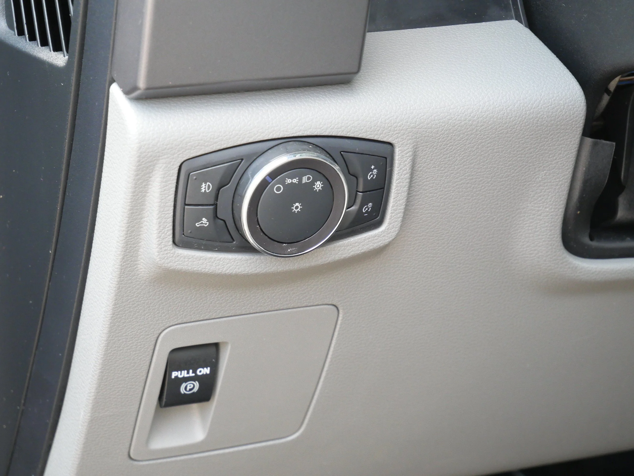 Used 2019 Magnetic Metallic Ford XLT 4WD SuperCab 6.5 Box image 15