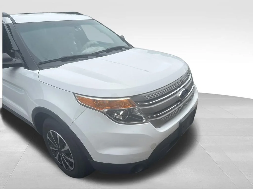 Used 2013 White Ford Base image 22