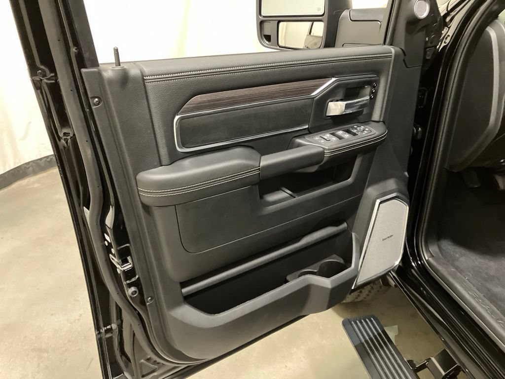 New 2026 Diamond Black Crystal Pearl-Coat Exterior Paint RAM Laramie image 12