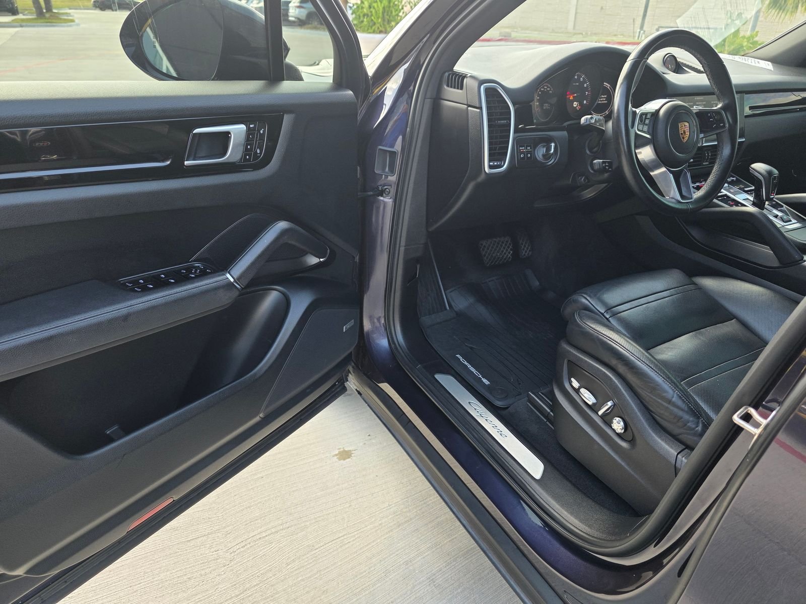 Used 2019  Porsche Base image 11