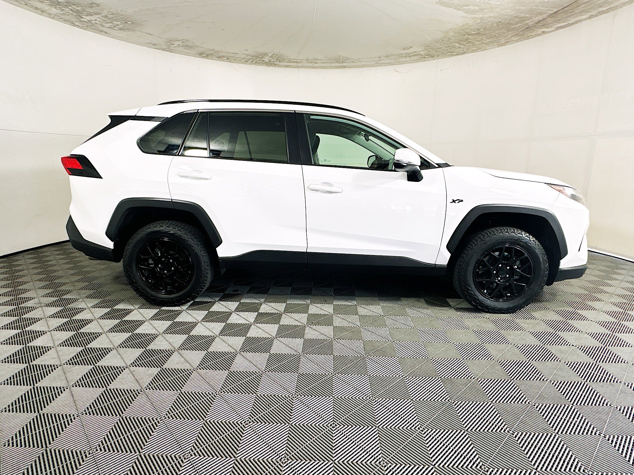 Used 2023 Ice Toyota XLE image 2