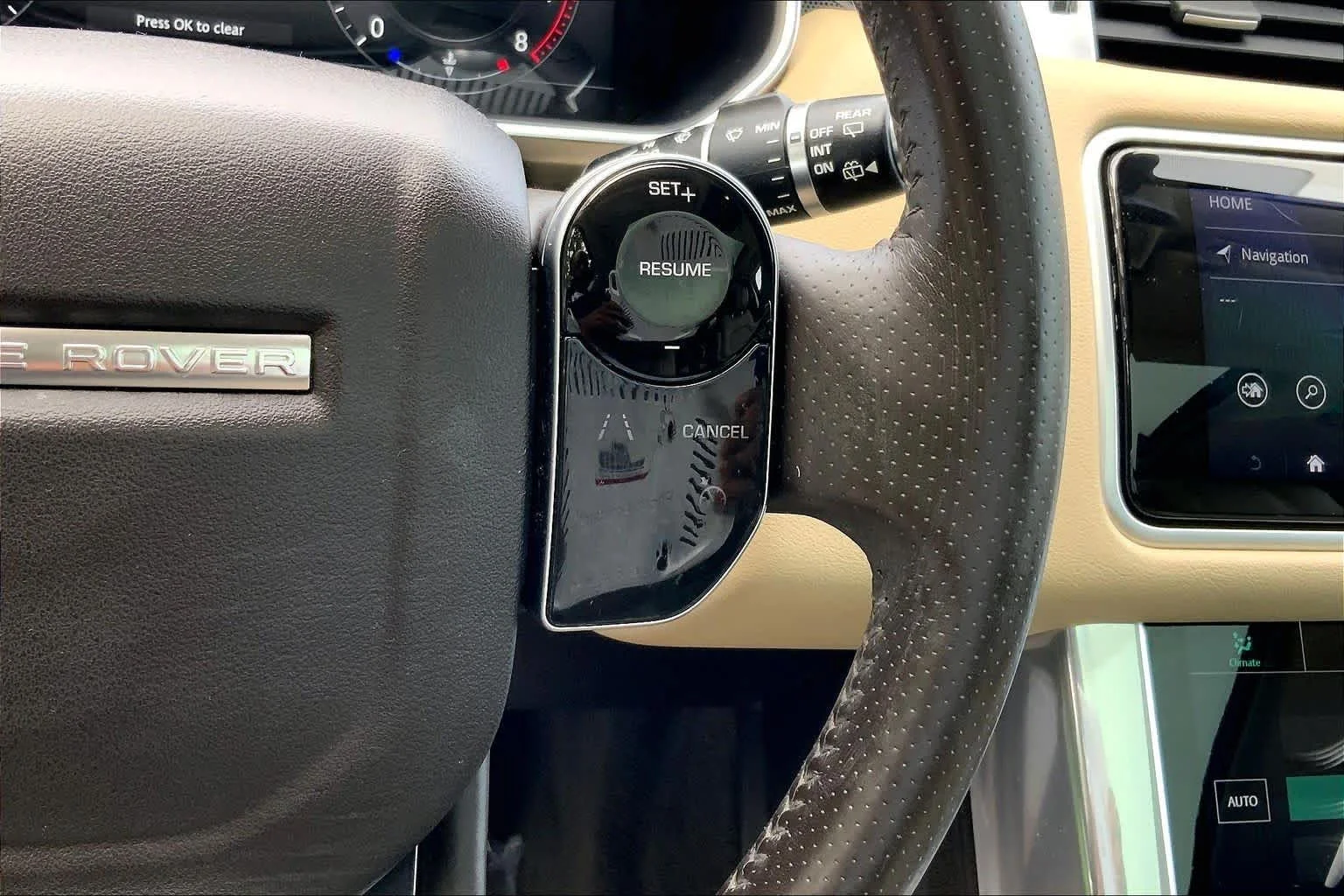 Used 2018 Narvik Black Land Rover HSE image 23