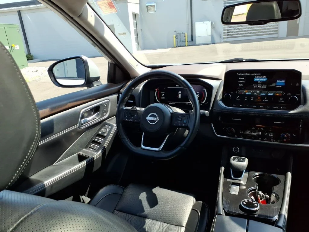 Used 2022 Silver Nissan Platinum image 19