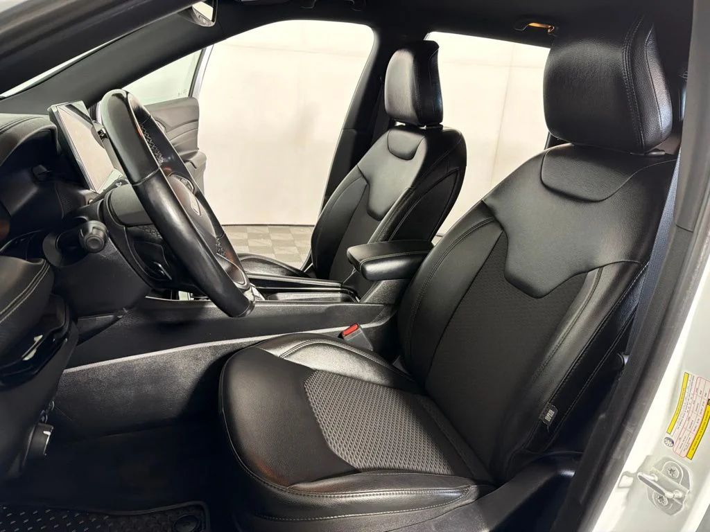 Used 2022 White Jeep Latitude image 10
