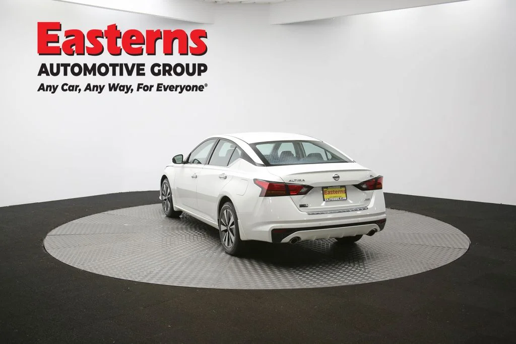 Used 2022 White Nissan 2.5 SL image 65
