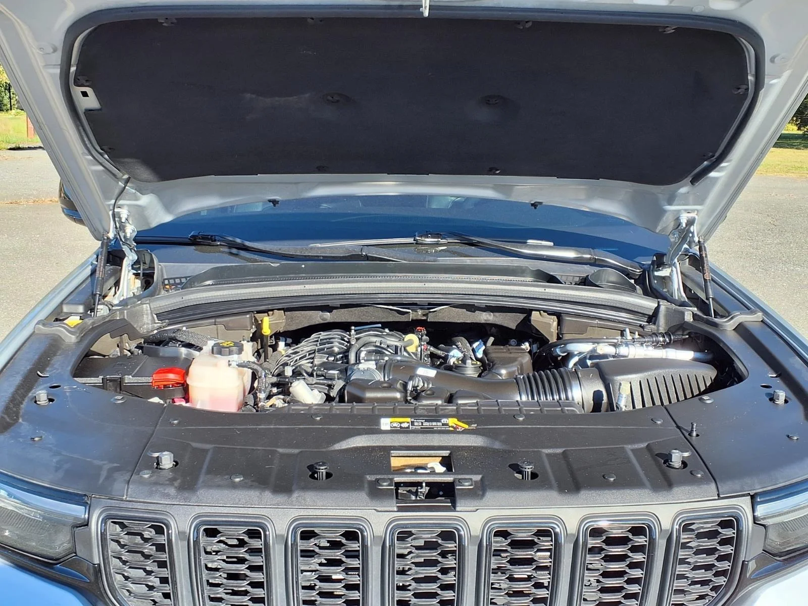 Used 2023 Silver Zynith Jeep Altitude image 32