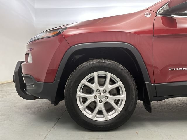 Used 2015 Deep Cherry Red Crystal Pearlcoat Jeep Latitude image 22