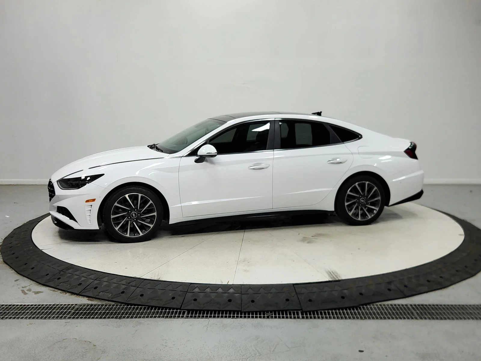 Used 2023 Serenity White Hyundai Limited image 5