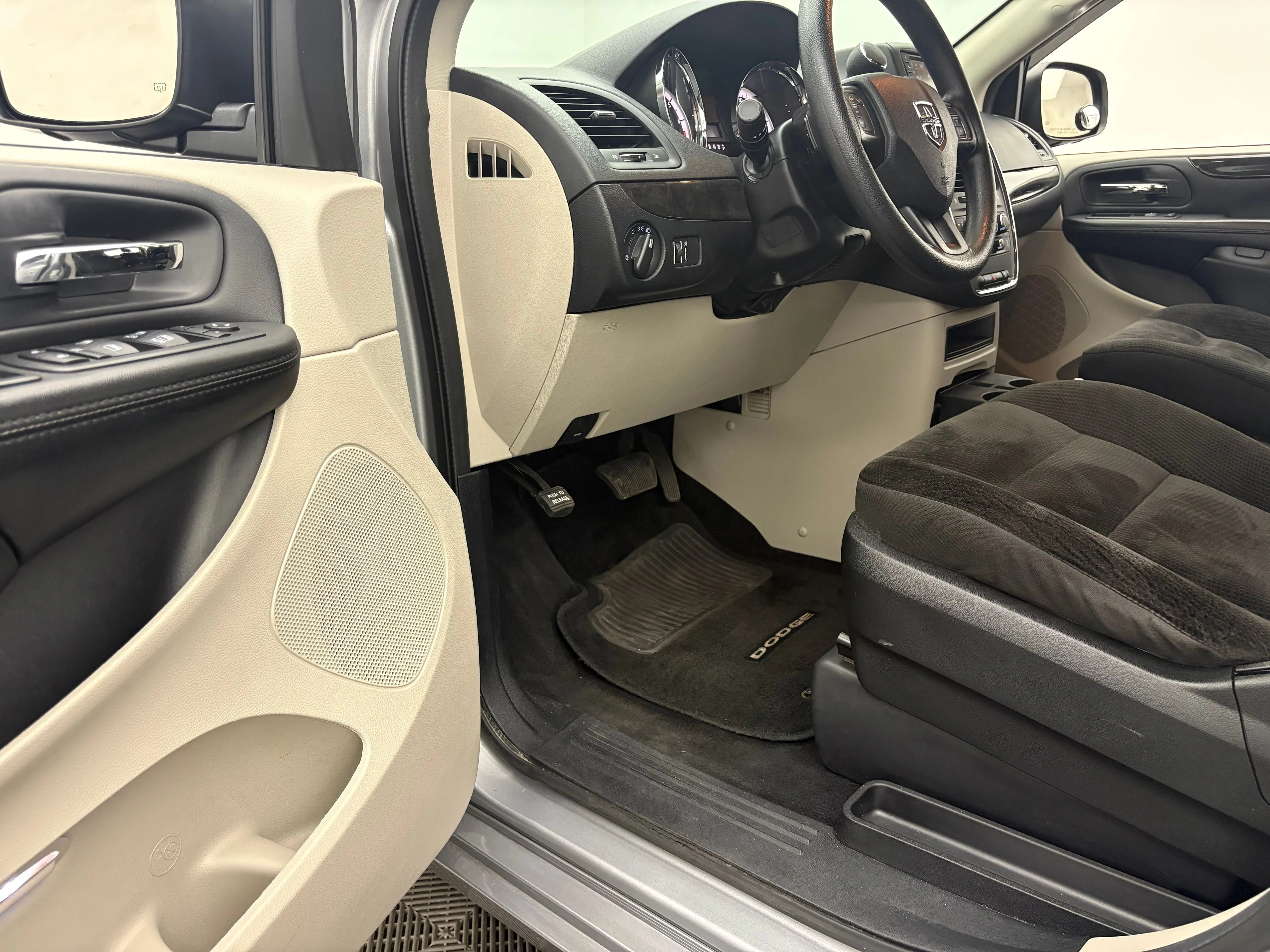 Used 2018 Billet Silver Metallic Clearcoat Dodge SE image 12