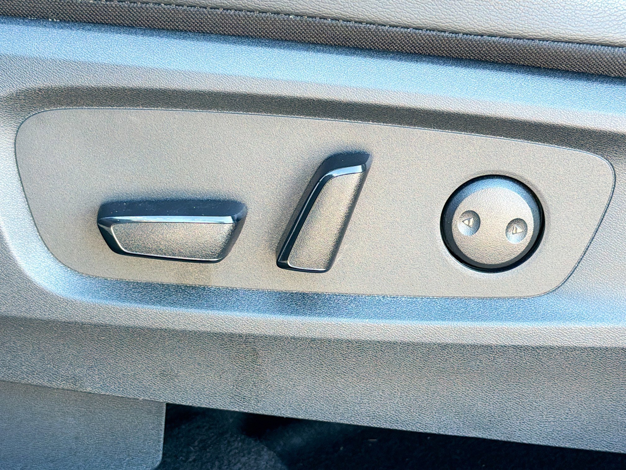 Used 2025 Brilliant Silver Metallic Nissan SL image 26