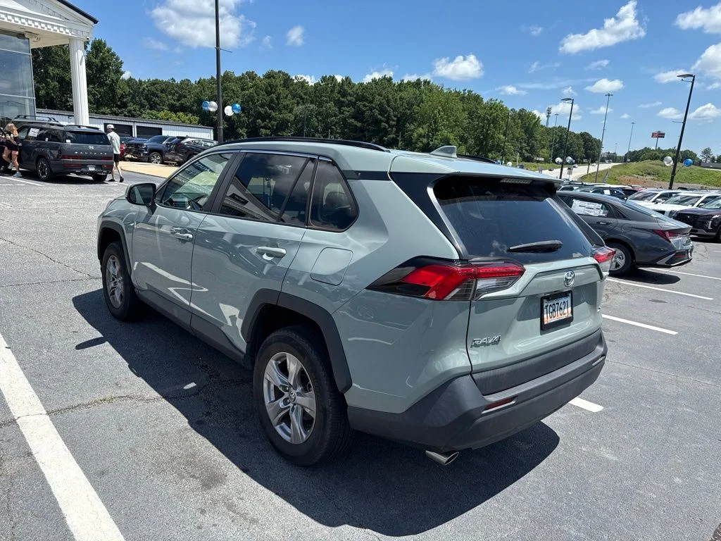 Used 2022  Toyota XLE image 3