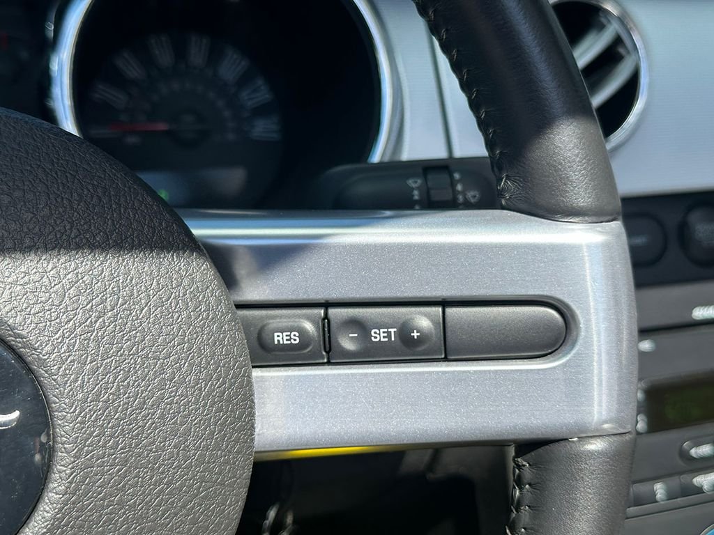 Used 2005 Black Ford  image 52